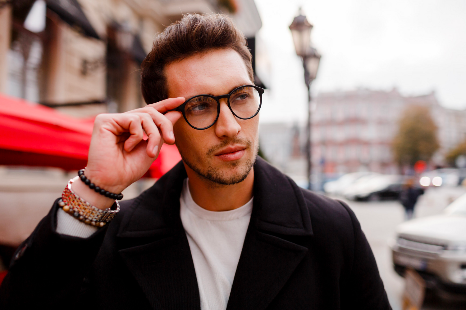 El Mundo de la Moda en Lentes: Guía Definitiva para Estilos, Aros y Tendencias en Lentes para Hombres