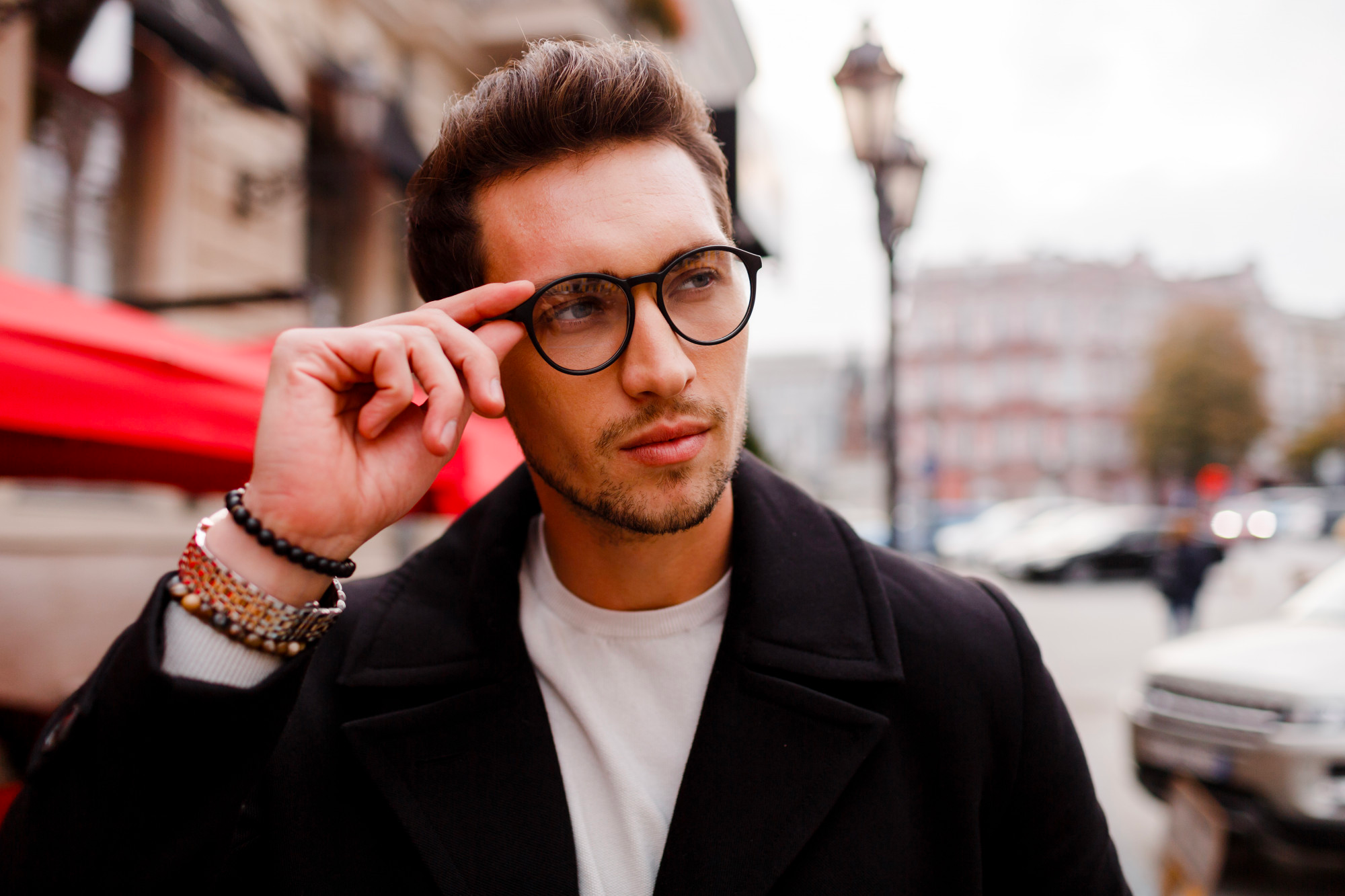 El Mundo de la Moda en Lentes: Guía Definitiva para Estilos, Aros y Tendencias en Lentes para Hombres